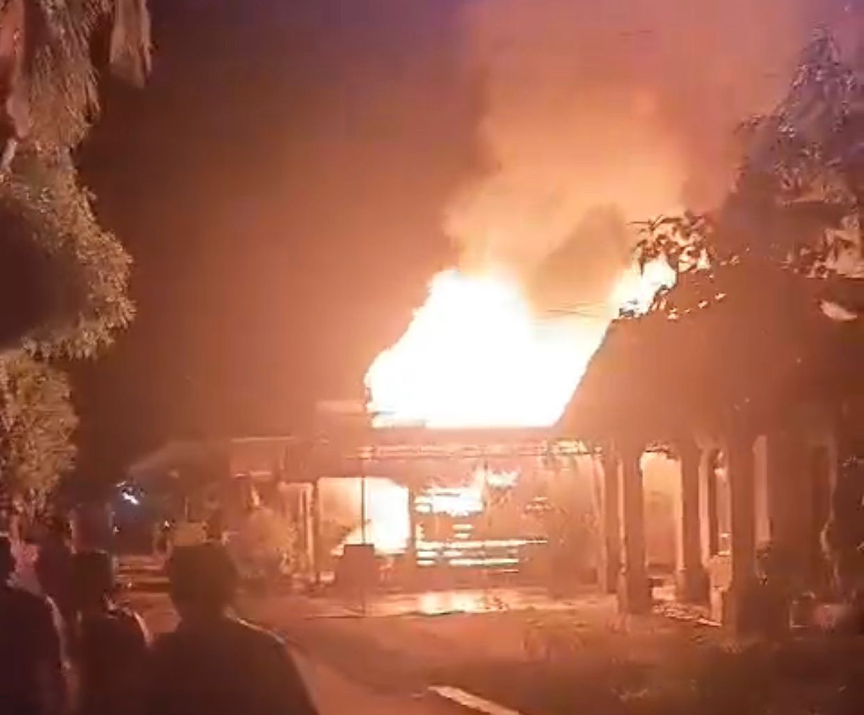 BERKOBAR: Kebakaran melalap satu rumah di Jalan Rahayu, Kelurahan Bersujud, Kecamatan Simpang Empat, Tanbu. - (doti:Tangkapan Layar Video PKJR Tanbu)