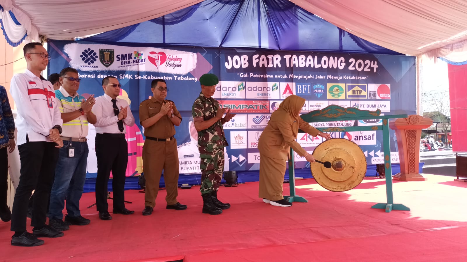 JOB FAIR : Penjabat Bupati Tabalong Hamida Munawarah membuka Job Fair 2024 Tabalong di Tanjung Expo Center.(FOTO: Ibnu Dwi Wahyudi/RadarBanjarmasin)