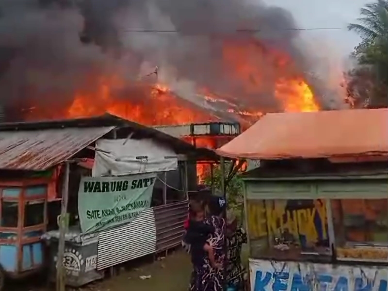 JADI ARANG: Api berkobar melalap rumah Nunci, warga Desa Jorong, Kecamatan Jorong, Minggu (2/6/2024) sore.