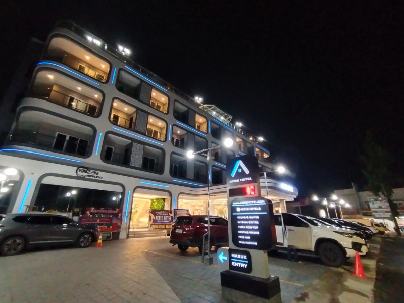 MEGAH: Penampakan Aeris Hotel di malam hari dengan penerangannya yang estetik.