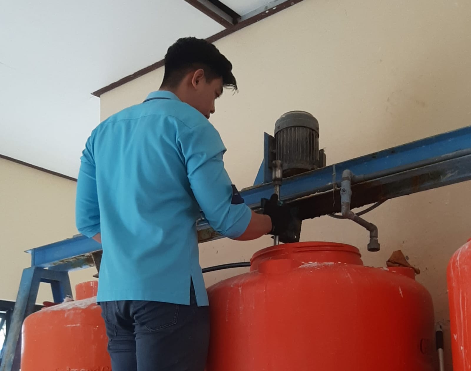 PERBAIKAN: Pekerja dari PT AMML memperbaiki mesin valve distributor.
