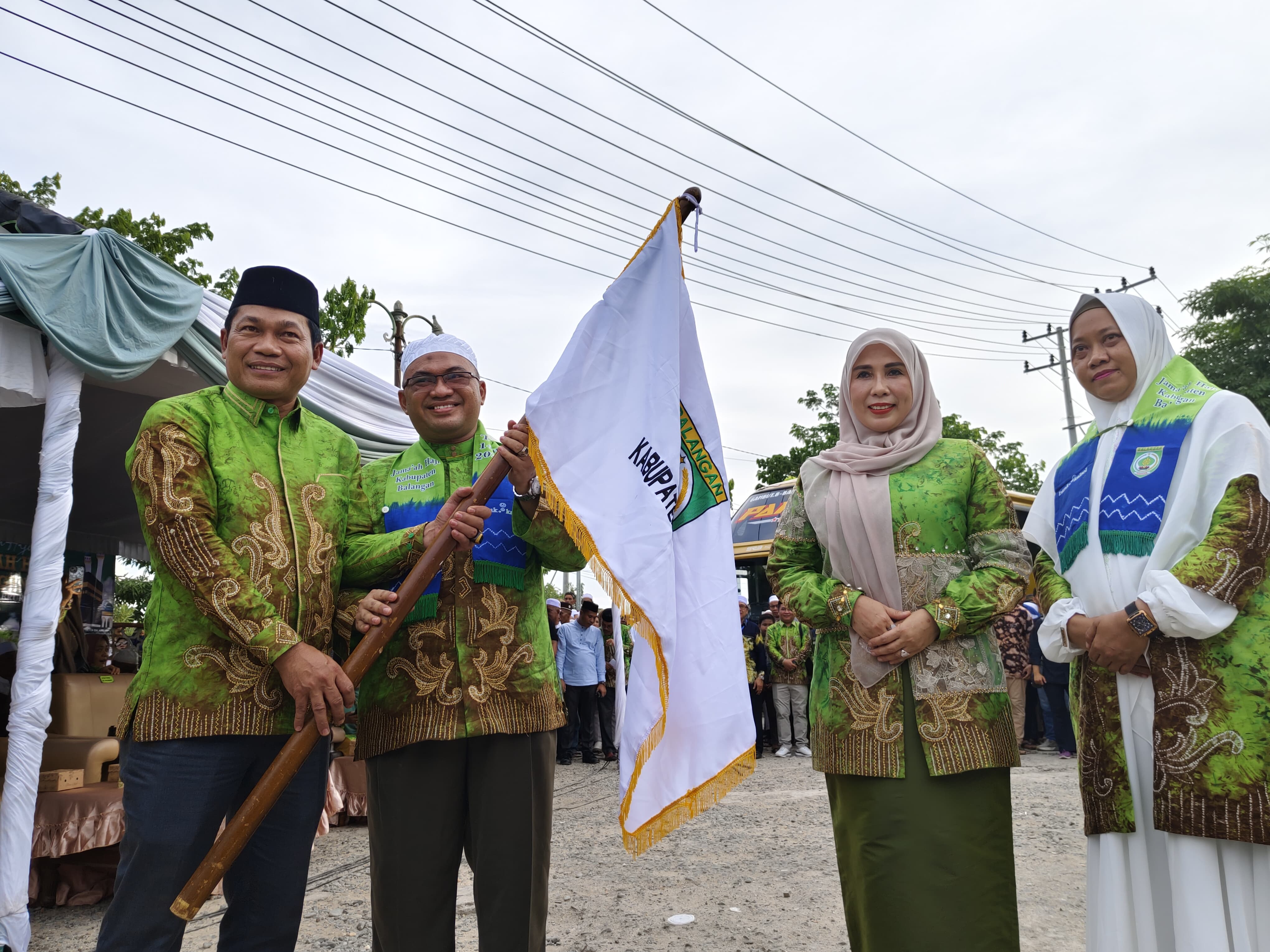 Anggota Komisi II DPRD Balangan, Hj Sri Huriyati Hadi mendampingi Bupati Balangan, H Abdul Hadi melepas jamaah haji asal Kabupaten Balangan, Minggu (2/6/2024) di halaman Masjid Al-Akbar Paringin.