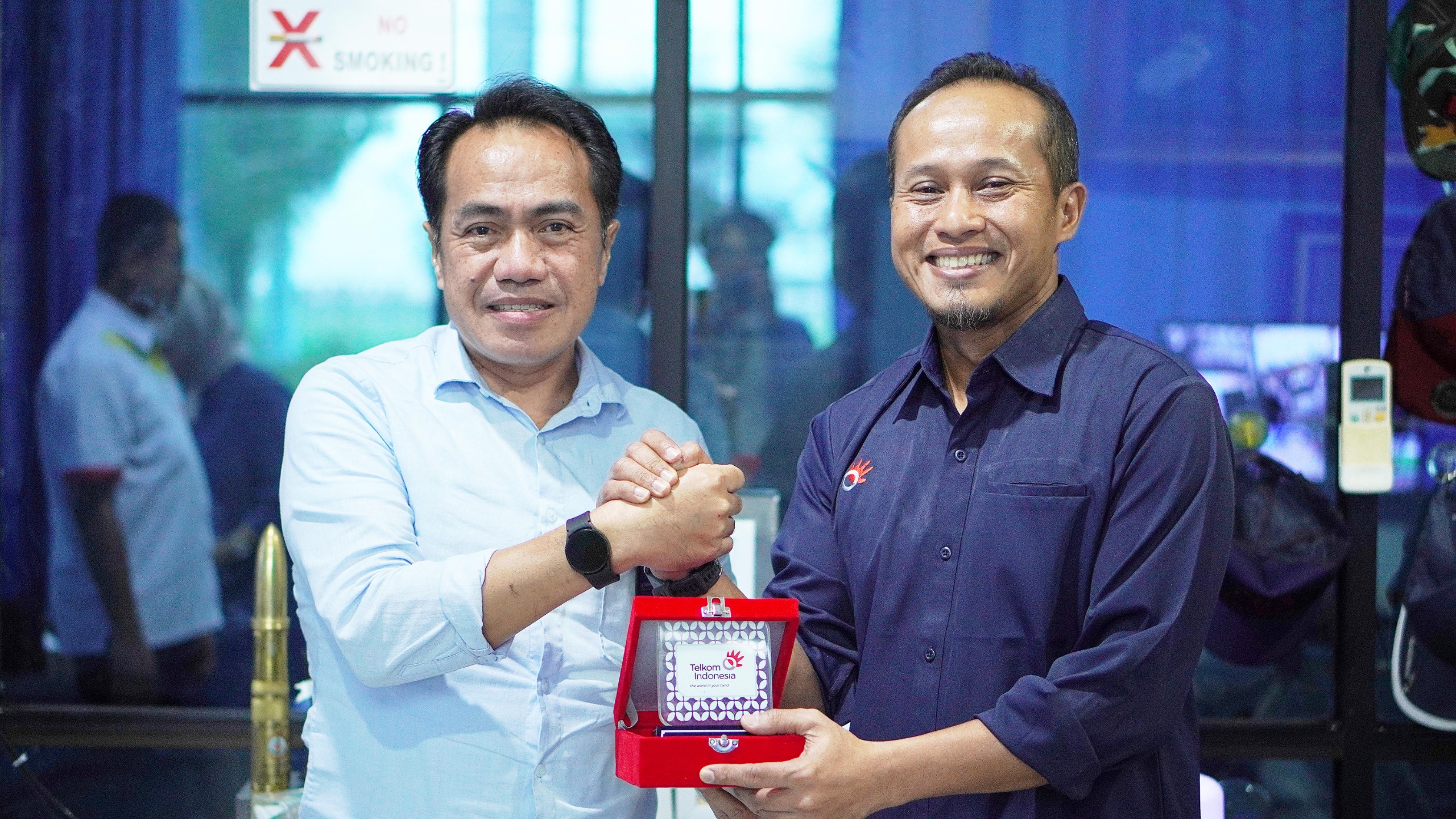 PAMIT:GM Telkom Kalsel, Dwi Kiansantang memberikan cendera mata kepada Direktur Radar Banjarmasin, H Suriansyah Achmad di Kantor Pusat Radar Banjarmasin di Banjarbaru, Senin (3/6/2024).