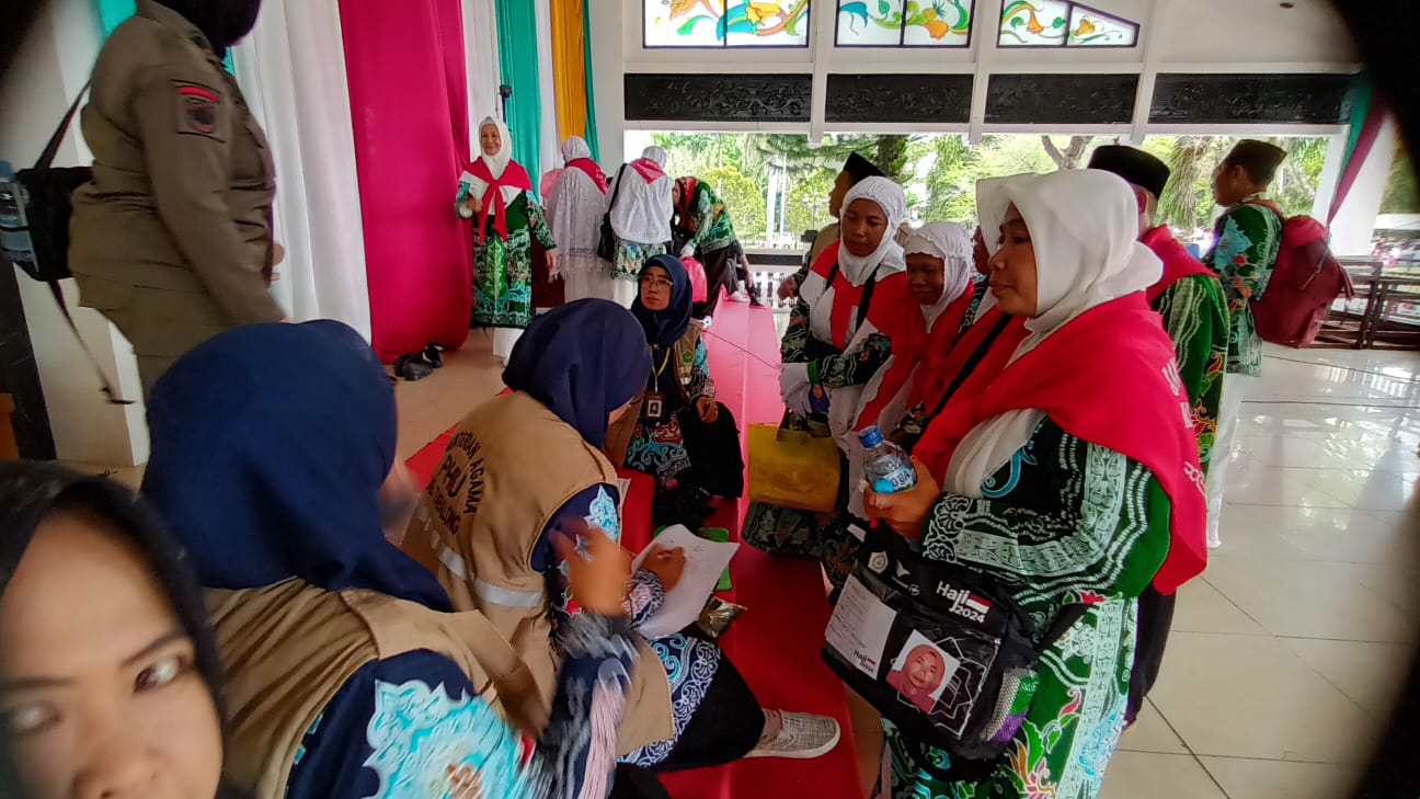 CALON HAJI: Para jemaah calon haji Tabalong kloter 18 ketika akan berangkat ke asrama haji&nbsp;Banjarmasin di Banjarbaru.&nbsp;