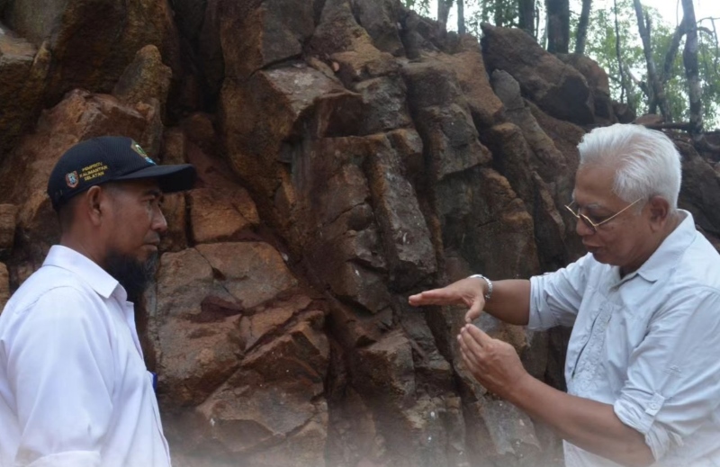 BATU TUA: Susunan batuan purba di kawasan objek pariwisata Tahura Sultan Adam bernama Situs Batu Ular.