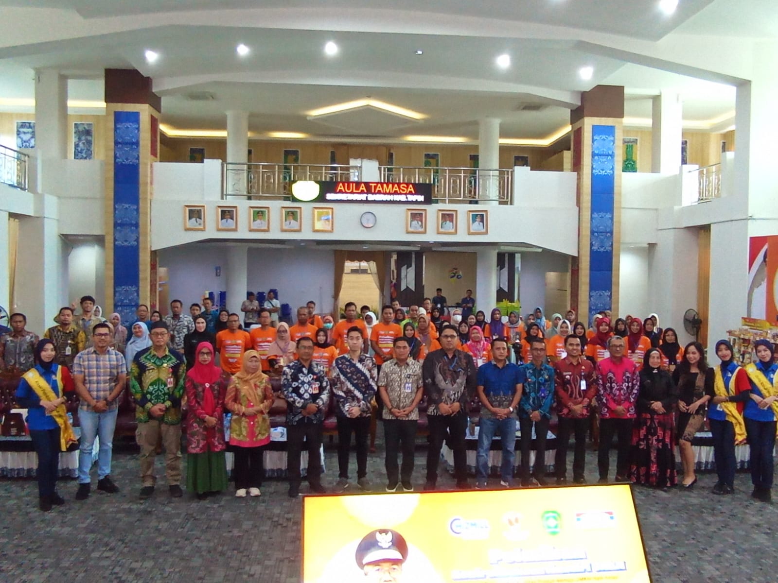 TINGKATKAN KETERAMPILAN:Perwakilan Pemkab Tapin dan perwakilan manajemen PT Indomarco Prismatama (Indomaret) berfoto bersama para pelaku UMKM Tapin peserta acara pelatihan Kewirausahaan Mandiri UMKM.