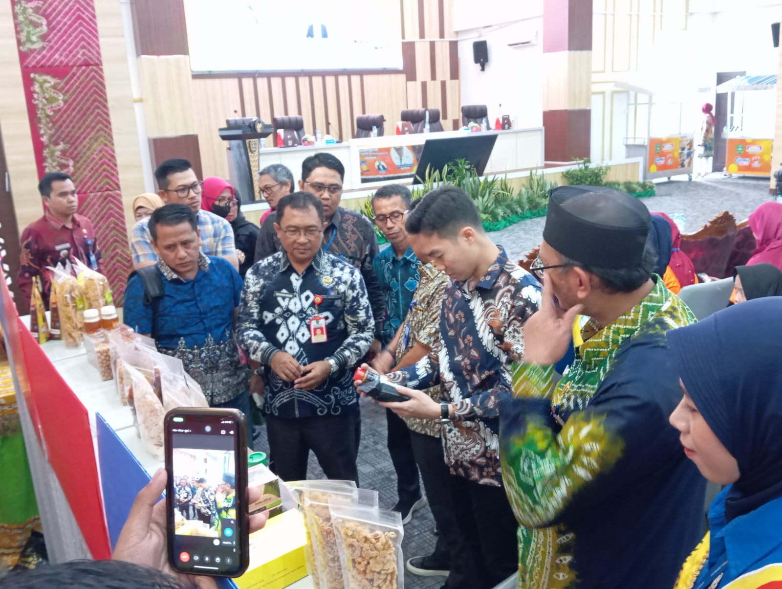 MAKIN BERKEMBANG:Jajaran Pemkab Tapin bersama Deputy Branch Manager PT Indomarco Prismatama Banjarmasin, Dian Chris Wilianto melihat-lihat aneka produk UMKM andalan Kabupaten Tapin yang ditampilkan di