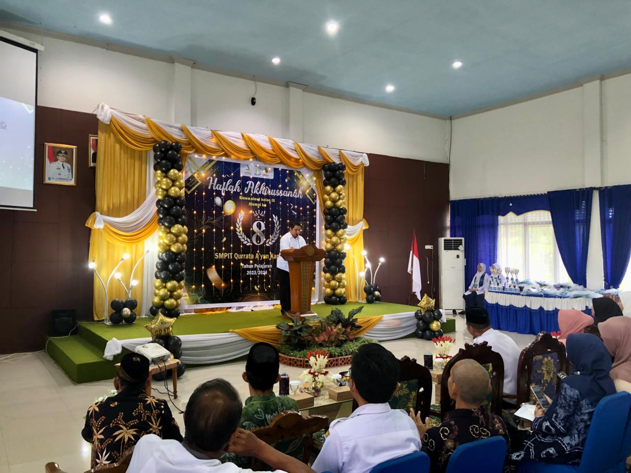 HADIRI : Ketua DPRD Kabupaten HSS Akhmad Fahmi memberikan sambutan saat haflah akhirussanah siswa- siswi Kelas IX alumni ke-8 tahun pelajaran 2023/2024 SMPIT Qurrata A&rsquo;yun Kandangan.