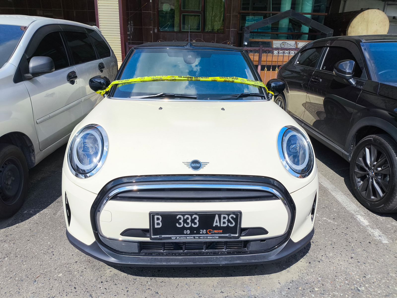 MOBIL MEWAH:Salah satu aset Ratu investasi solar bodong, Fitriannor, yang disita Polda Kalsel sebagai barang bukti.(Foto:Muhammad Oscar Fraby/Radar Banjarmasin)