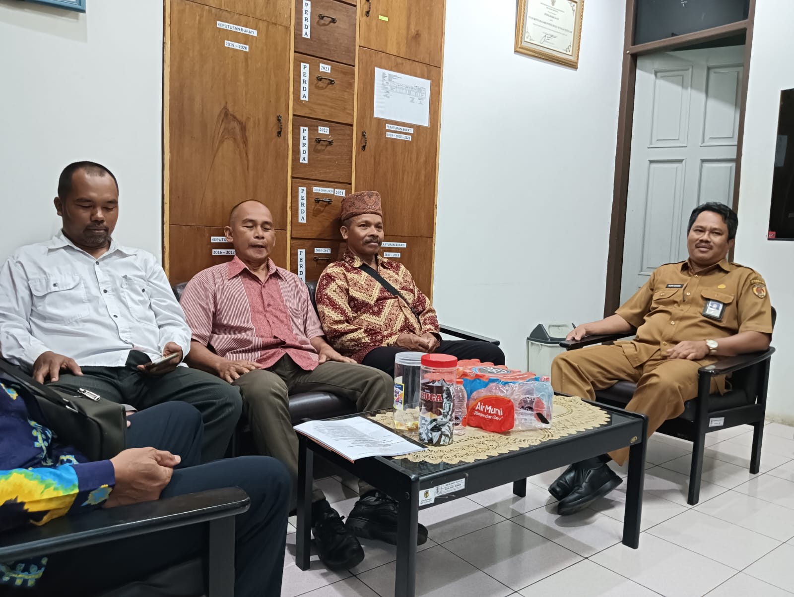 PERTEMUAN:Kepala Bagian Hukum Setda HST, Taufik Rahman (paling kanan) saat ditemui AMAN HST belum lama tadi.(Foto:Jamaluddin/Radar Banjarmasin)