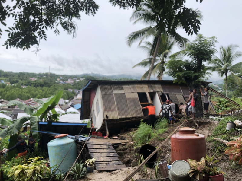 MIRING: Kondisi rumah terseret longsor di Bukit Desa Hilir Muara, Kecamatan Pulau Laut Sigam.