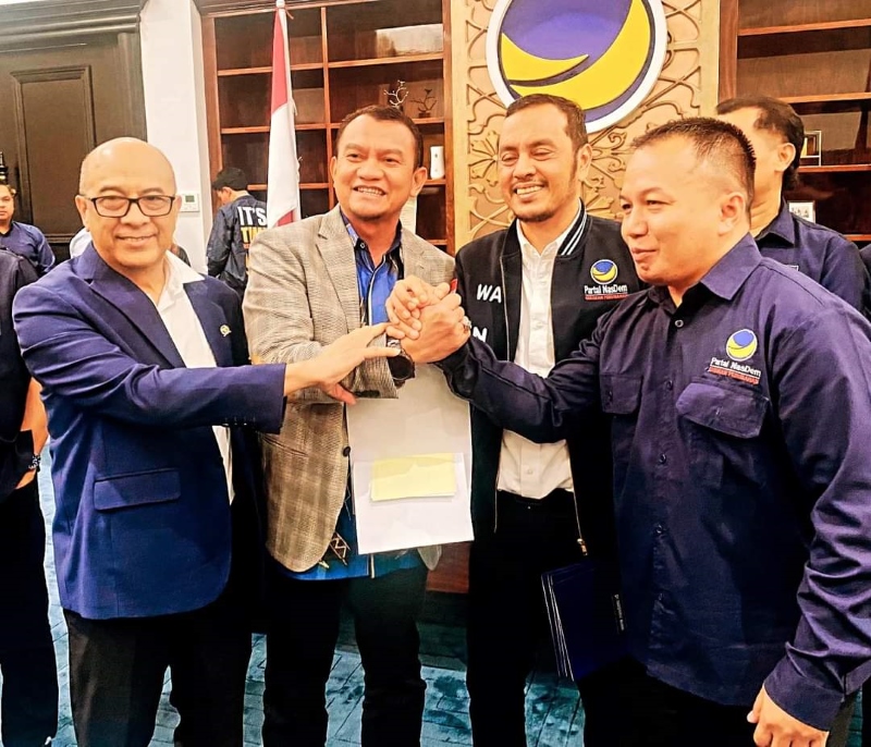 SK REKOMENDASI: Hermansyah dan Yopie Alfiani saat menerima SK rekomendasi dari DPP NasDem.