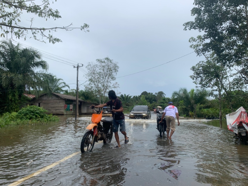 BANJIR: Pengendara motor melewati genangan banjir di Desa Pacakan, Kecamatan Kusan Hulu, Kabupaten Tanah Bumbu, Selasa (4/6/2024).