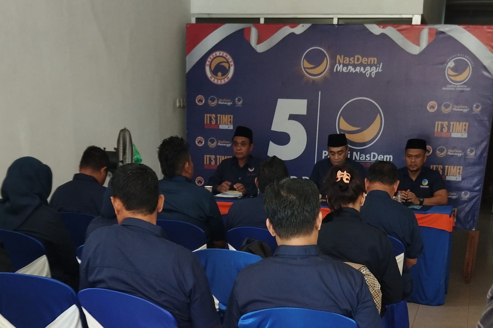 RAPAT: Pertemuan yang membahas penjaringan calon kepala daerah di Sekretariat DPD NasDem Kota Banjarbaru beberapa waktu lalu.