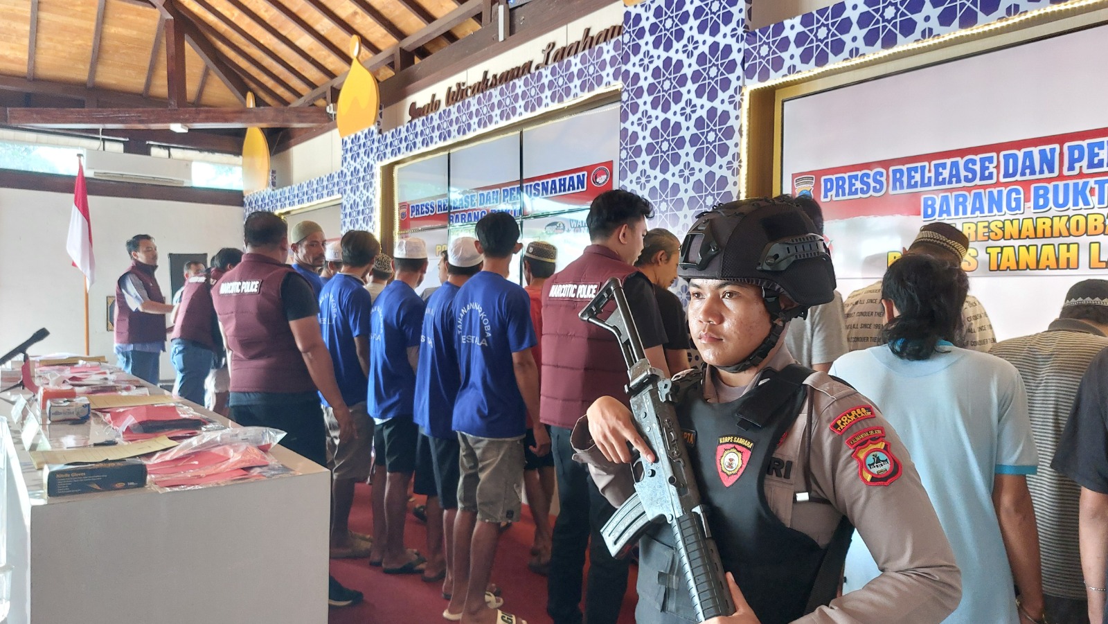 TAHANAN:Para tersangka kasus narkoba yang berhasil diungkap Polres Tala dalam operasi antik intan 2024.(Foto:Norsalim Yahya/Radar Banjarmasin)
