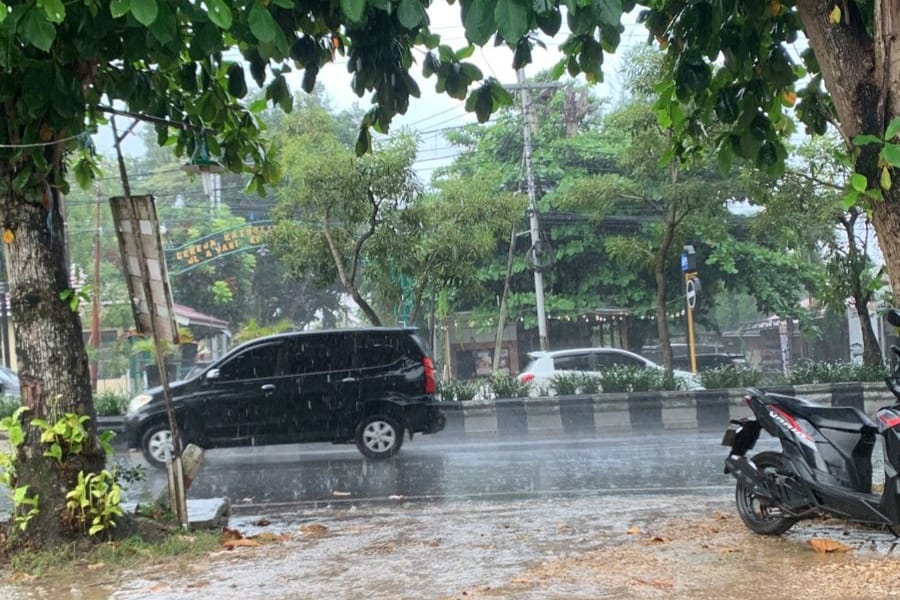 HUJAN DERAS:Sebagian wilayah Kota Banjarbaru diguyur hujan dengan intensitas tinggi.(Foto:Fadlan Zakiri/Radar Banjarmasin)