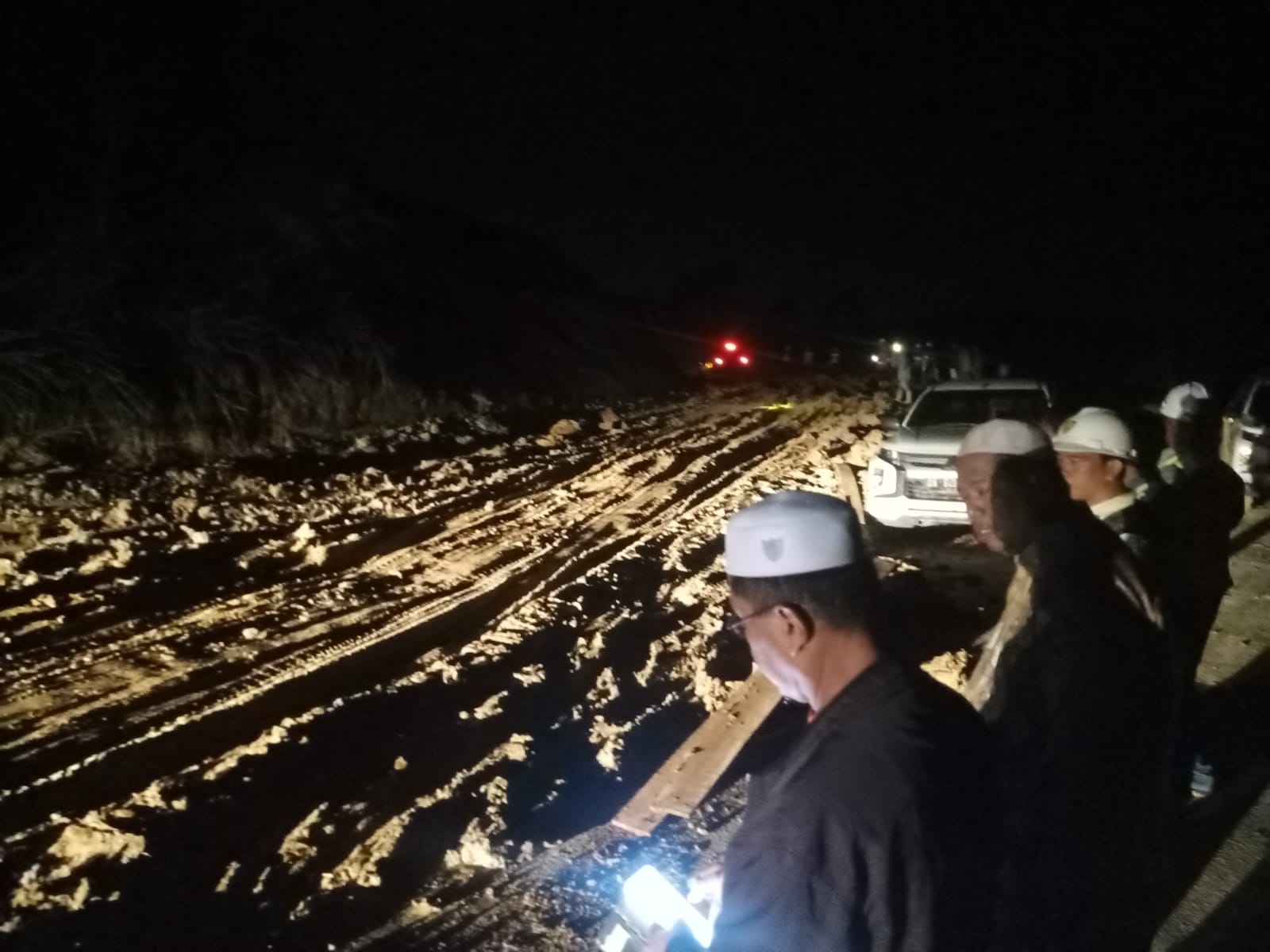 ALTERNATIF:Jalan alternatif pengganti jalan Rantau-Piani memang sudah ada, tapi kondisinya masih tanah dan becek.(Foto:Rasidi Fadli/Radar Banjarmasin)