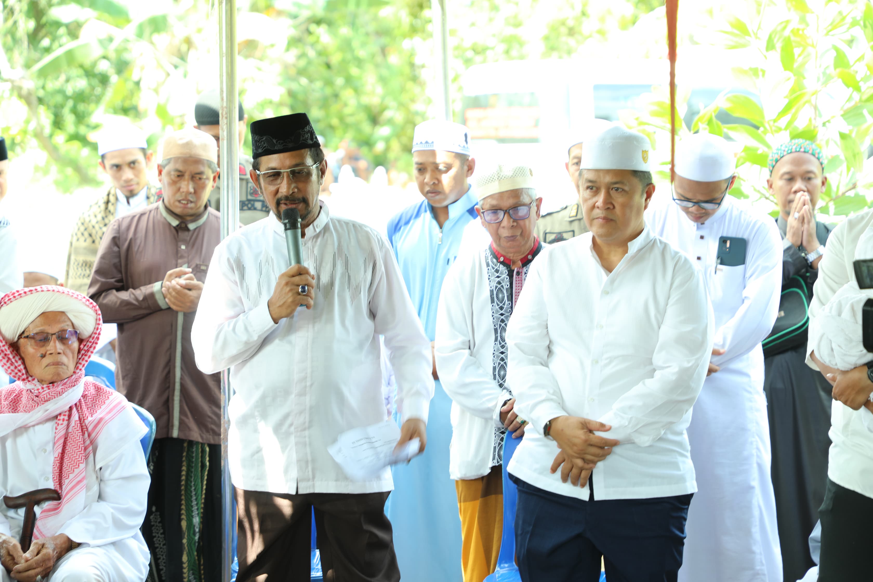 HARU: Pj Bupati HSU Zakly Asswan didampingi Sekda HSU, menghadiri prosesi pemakaman mantan Bupati HSU H Abdul Wahid, di alkah keluarga Desa Kota Raja Kecamatan Amuntai Selatan, Jumat (6/6/2024).
