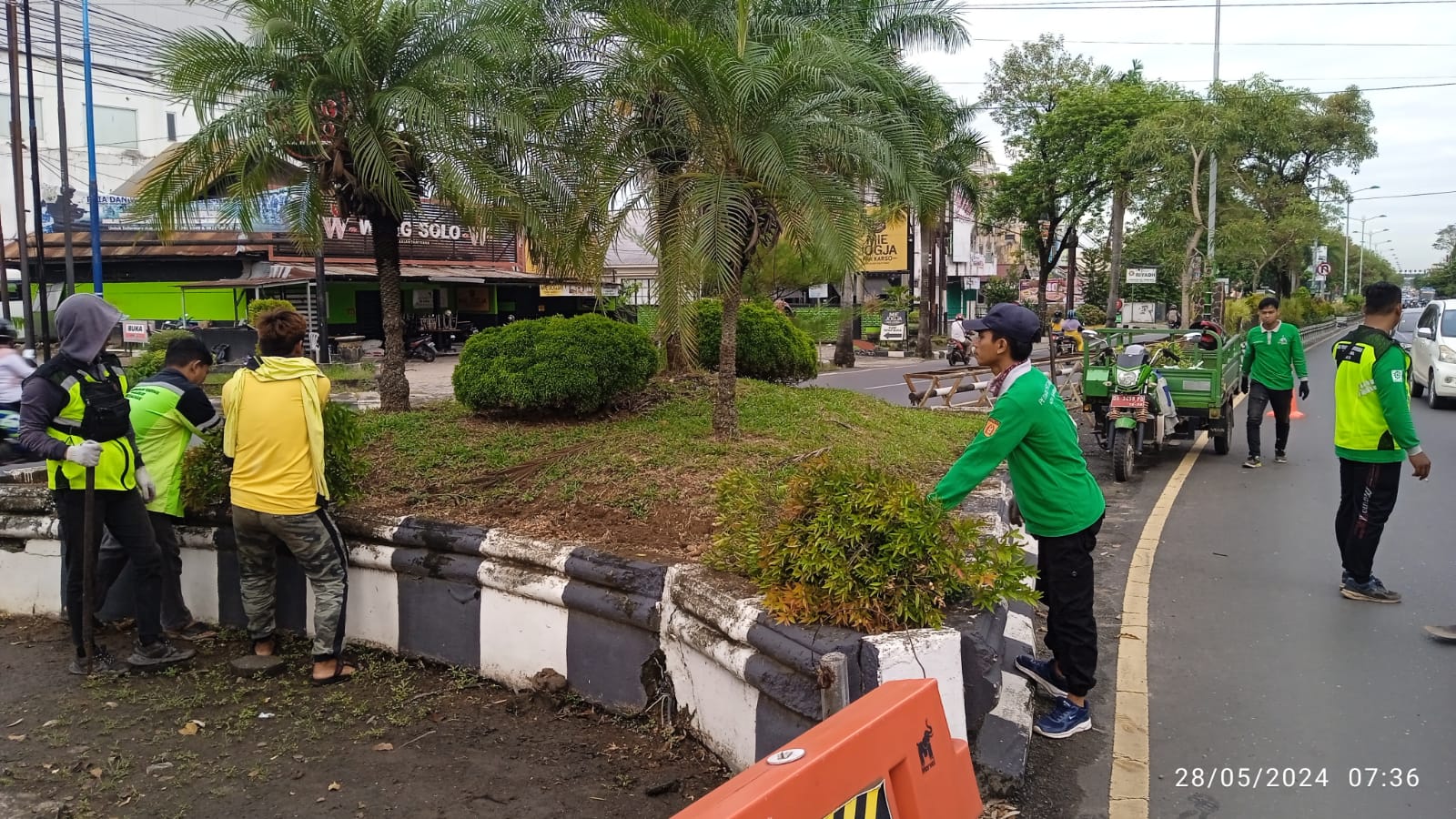 DIPINDAH: Petugas taman Disperkim Kota Banjarbaru memindah tanaman hias di median Jalan A Yani Km 34,5 Kota Banjarbaru.