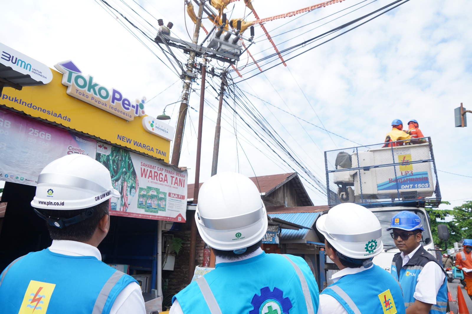 General Manajer PLN UID Kalselteng (kiri) saat melakukan monitoring langsung pekerjaan PDKB beberapa waktu yang lalu untuk memastikan pekerjaan sudah sesuai dengan SOP.