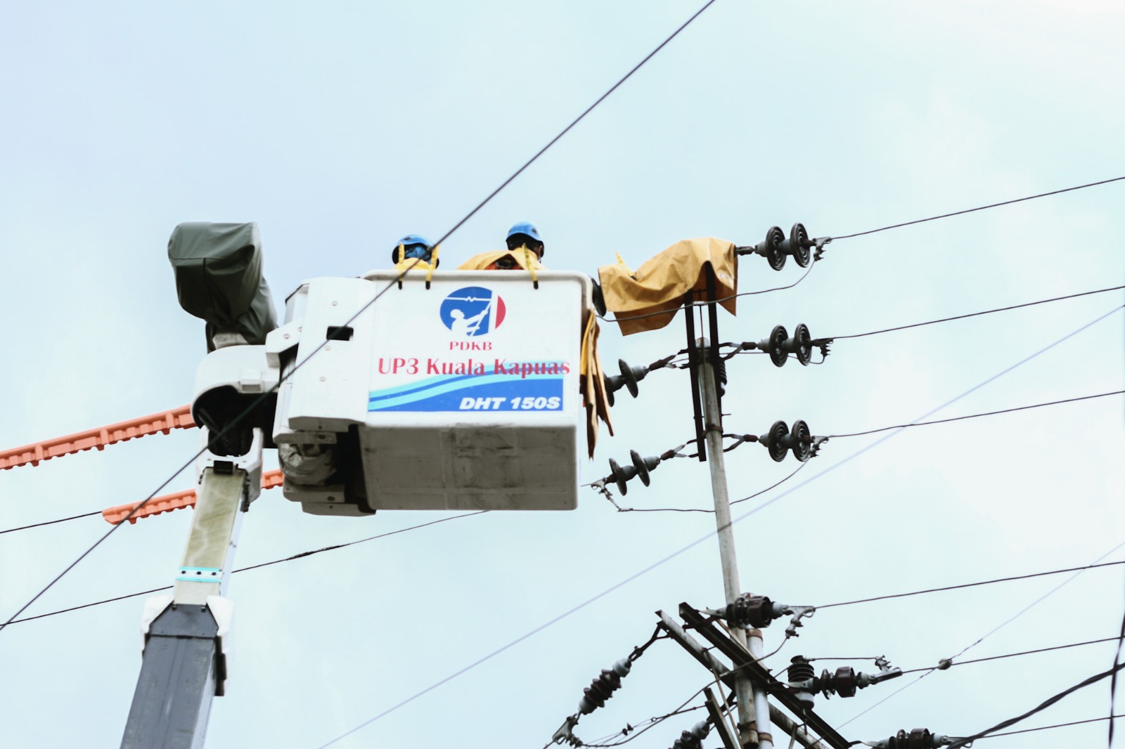 Petugas saat melakukan pekerjaan pada gelaran Bakti Karya Pekerjaan Dalam Keadaan Bertegangan (PDKB) series II yang berlangsung selama lima hari sejak 27 hingga 31 Mei 2024 lalu.