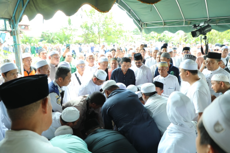 DIANTAR: Jenazah Abdul Wahid diantar ratusan pelayat ke alkah keluarga di Desa Kota Raja, Kecamatan Amuntai Selatan, Jumat (6/6).