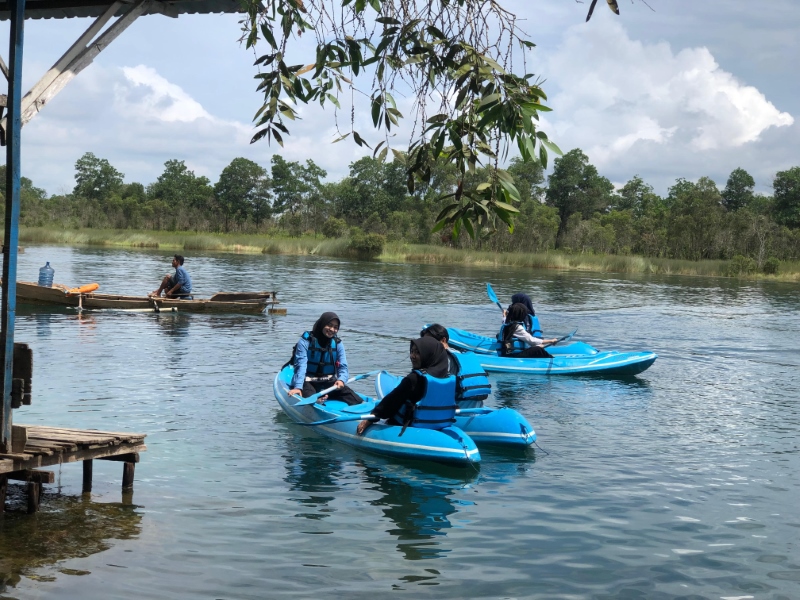 PERAHU KANO: Wahana yang digandrungi pengunjung saat mengunjungi Wisata Danau Seran.