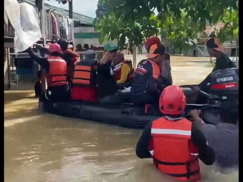 MONITORING: Petugas dari BPBD Tala melakukan monitoring ke perkampungan di Desa Kintapura yang terdampak banjir.
