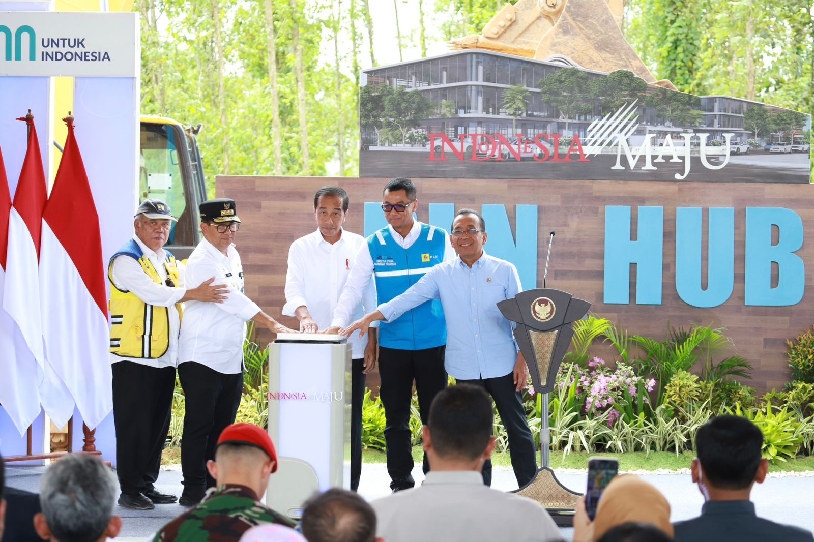 Peresmian groundbreaking pembangunan PLN Hub di Pusat Ibu Kota Negara (IKN) Nusantara yang dilakukan oleh Presiden Republik Indonesia Joko Widodo (tengah).