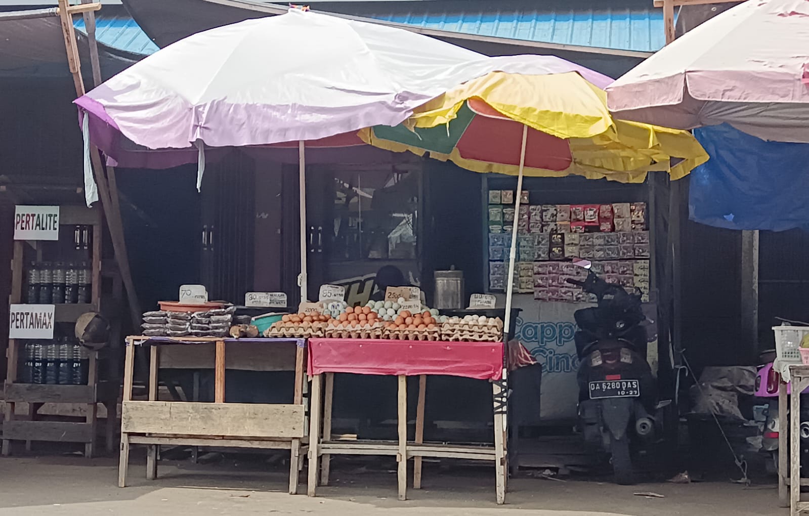PASAR: Penjual telur itik dan ayam di Pasar Candi Agung Kota Amuntai, Kabupaten HSU. (Foto: M.Akbar/Radar Banjarmasin)