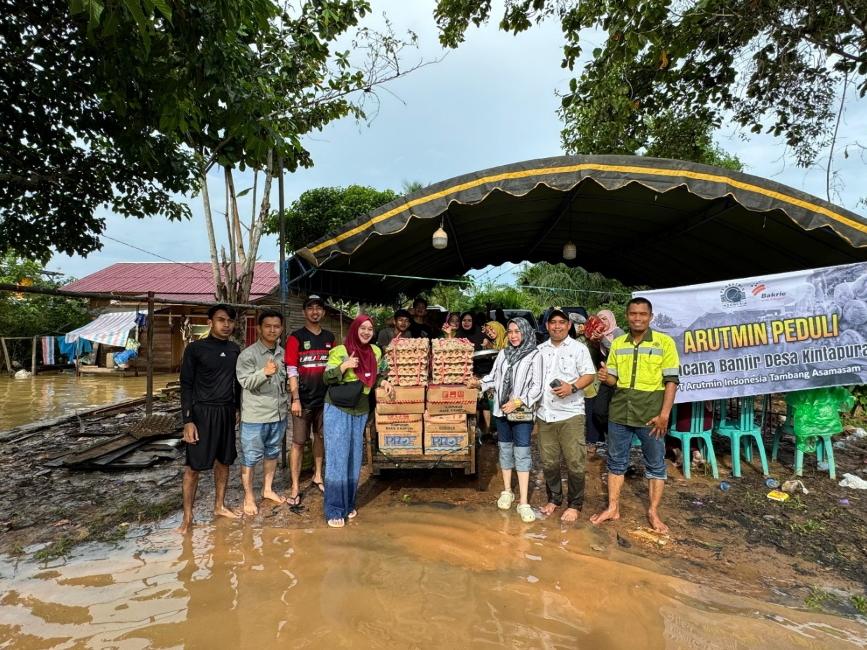 PEDULI:Bantuan logistik berupa bahan pokok disalurkan PT Arutmin Indonesia Tambang Asamasam bersama mitra kerja ke sejumlah desa lingkar tambang.