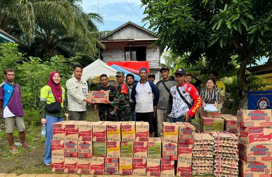 KEBUTUHAN POKOK:PT Arutmin Indonesia tambang Asamasam menyerahkan bantuan logistik kepada masyarakat desa wilayah lingkar tambang terdampak banjir.