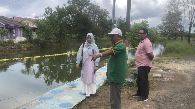 TINJAUAN: Kasi Pembinaan dan Pengembangan Pariwisata Disporabudpar Banjarbaru didampingi Lurah Palam mendatangi kolam pemandian , Minggu (9/6)