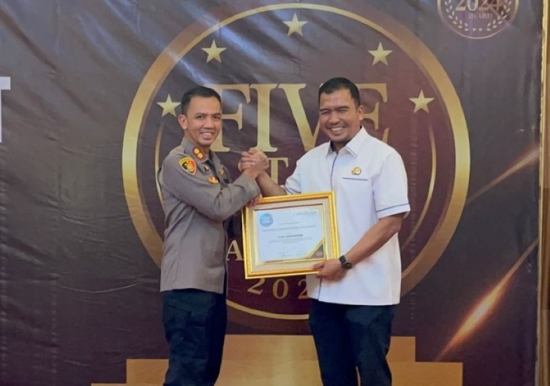 PENGHARGAAN NASIONAL: Kapolres Balangan, AKBP Riza Muttaqin, menerima Penghargaan Five Star Innovation Excellent Award 2024 untuk kategori Leadership Excellent dan The Most Trusted institution.