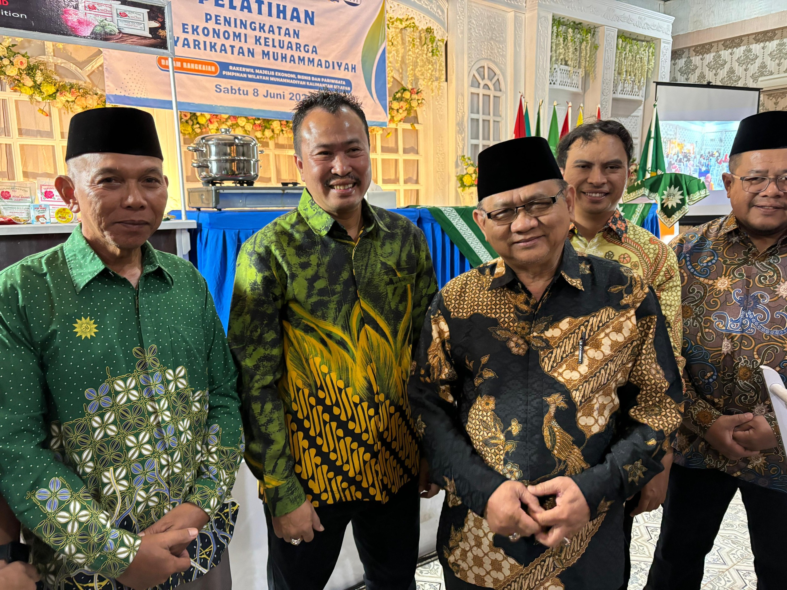BERSAMA: Ketua Majelis Ekonomi, Bisnis dan Pariwisata PMW Kalsel H Aftahuddin bersama Ketua Pimwil Muhammadiyah Kalsel Prof Dr H Ridhani Fidzi, Mpd beserta jajaran