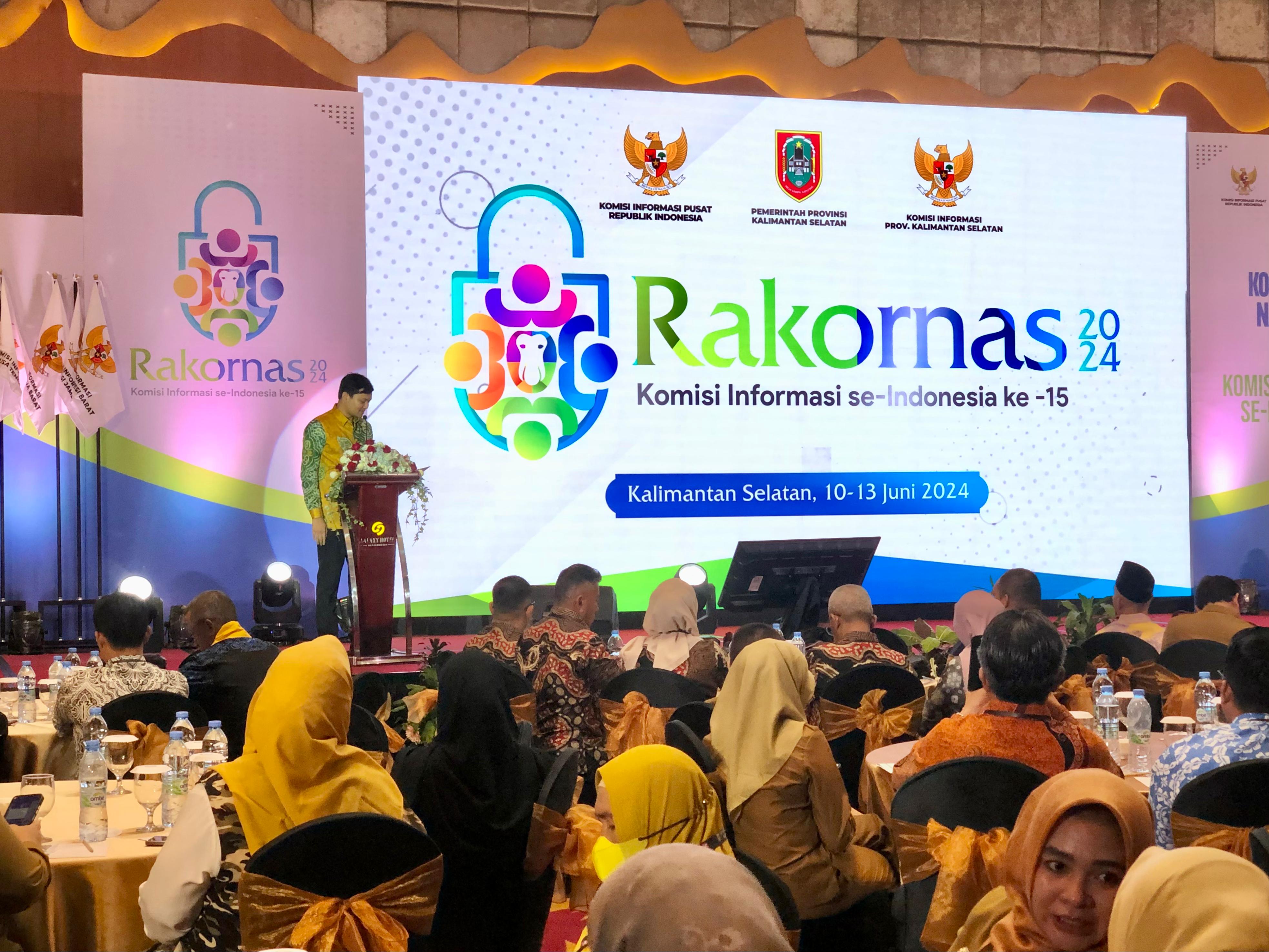 BUKA SEMINAR: Wakil Ketua Komisi Informasi Pusat RI, Arya Sandhiyudha membuka gelaran Seminar Keterbukaan Informasi Publik dalam rangkaian Rakornas ke-15 Komisi Informasi se-Indonesia.&nbsp;