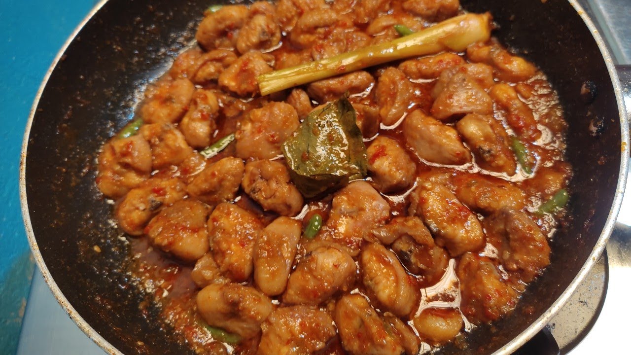 MENGGUGAH SELERA:Oseng-oseng brutu atau buntut ayam yang lezat.(Foto:Youtube RW Cooking)