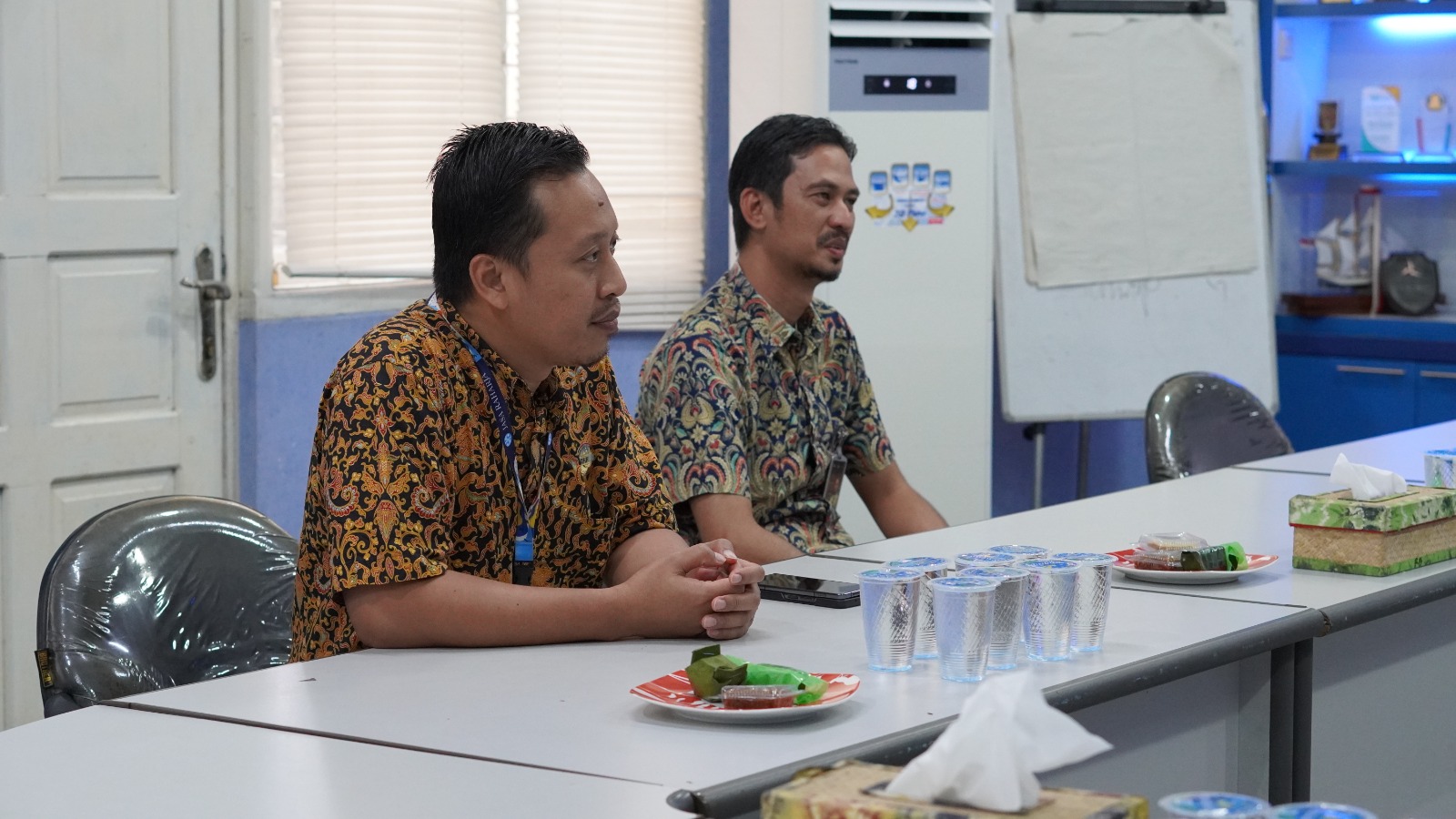 DISKUSI:Deddy Irawan, Pimpinan Jasa Raharja Kalsel yang baru bersama Kepala Unit Operasional dan Humas Jasa Raharja Kalsel, Jullyanto Eko Prasetia kala bertandang ke Kantor Pusat Radar Banjarmasin di