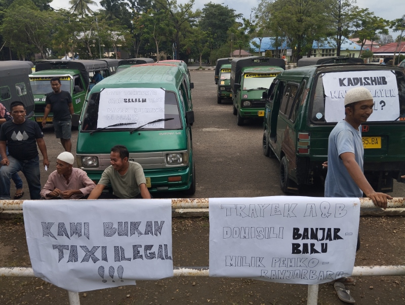 PROTES: Puluhan sopir angkot mengadukan nasib izin trayeknya yang sudah lama tidak bisa diperpanjang ke Komisi III DPRD Kota Banjarbaru, Senin (10/6) petang.