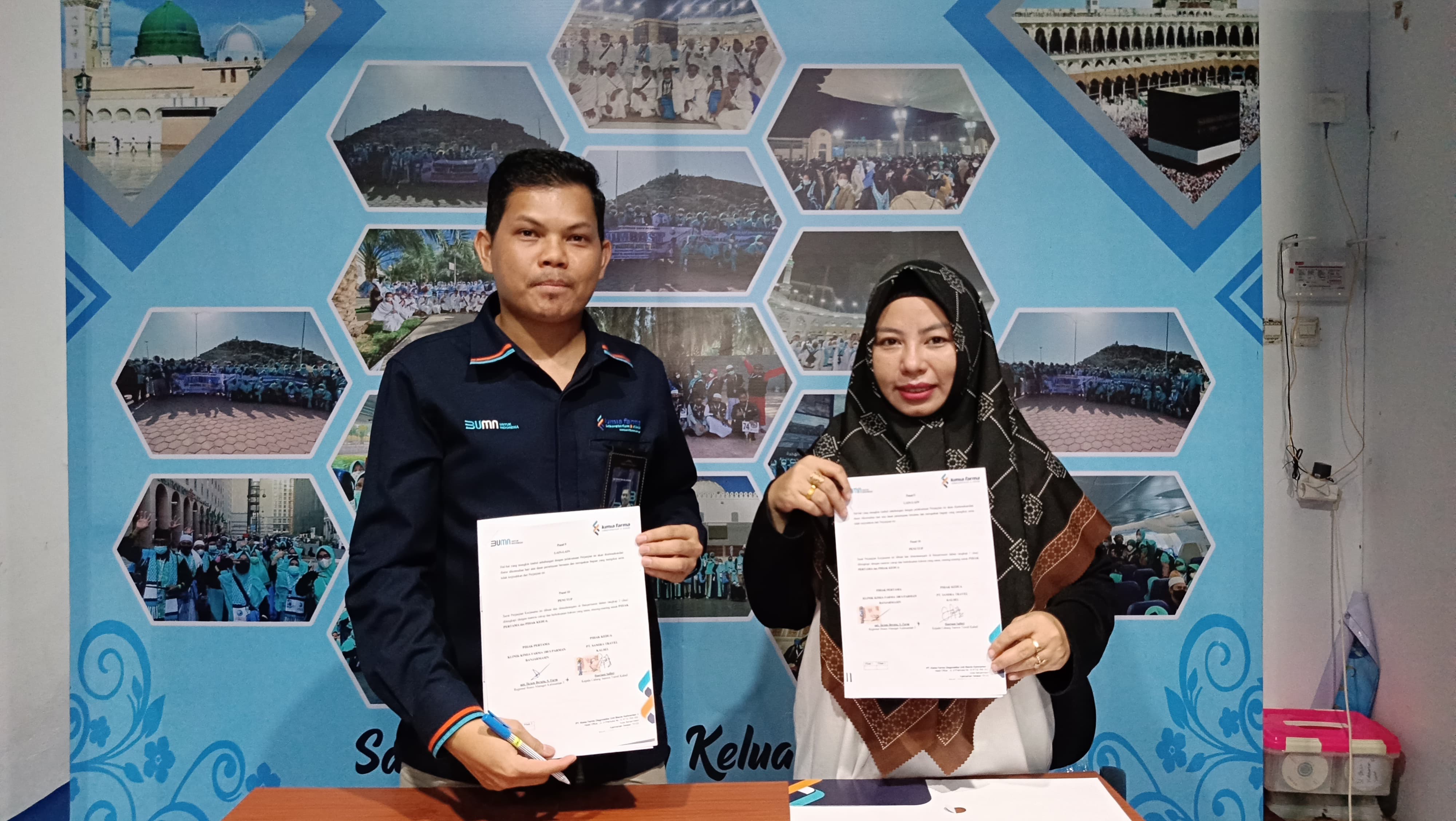 TANDA TANGAN: Kimia Farma Diagnostik dan Samira Travel melakukan penandatanganan kerja sama, Selasa (11/6)