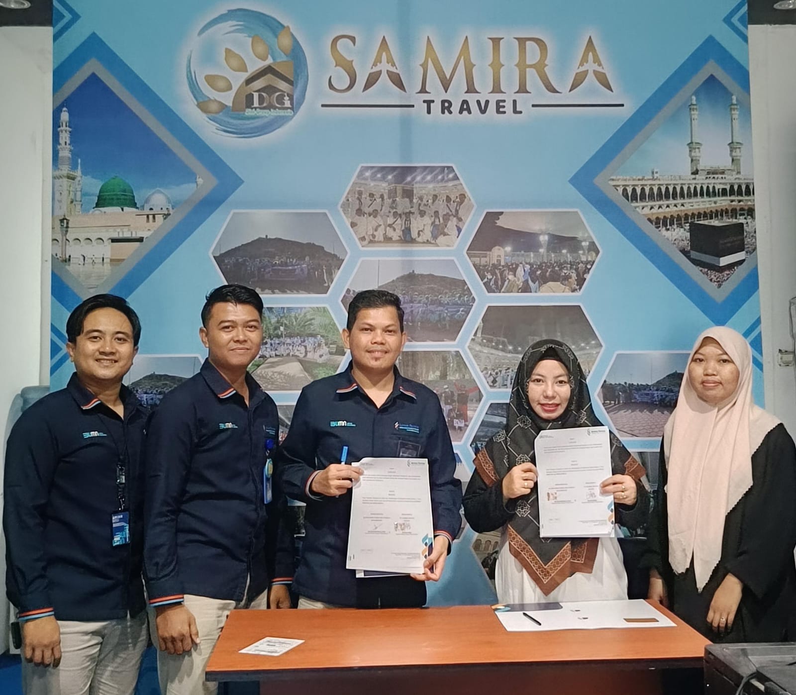 TANDA TANGAN: Kimia Farma Diagnostik dan Samira Travel melakukan penandatanganan kerja sama, Selasa (11/6)