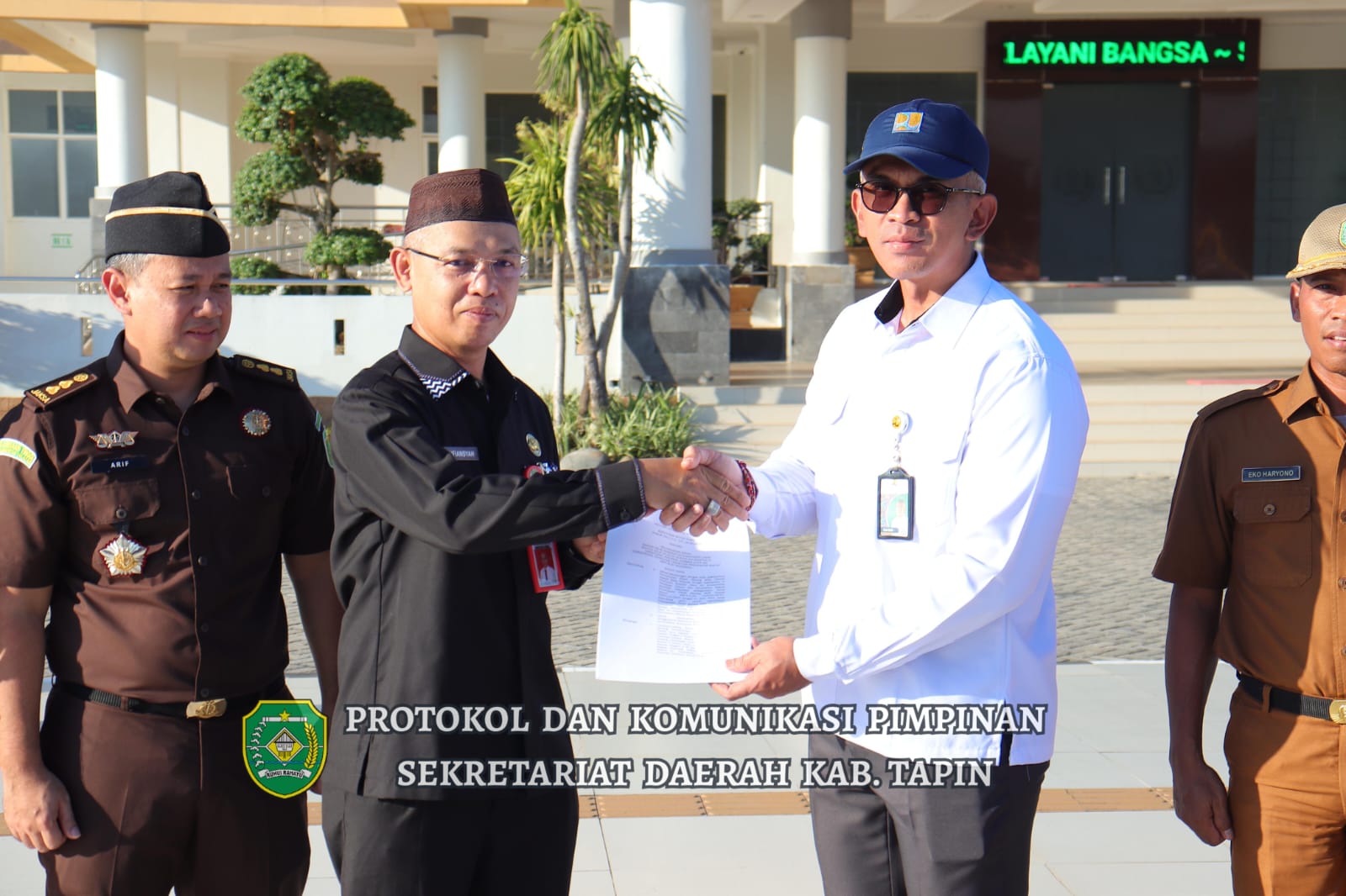 PENYERAHAN: Sekda Tapin menyerahkan sertifikat aset milik Pemkab Tapin ke BWS Kalimantan III.