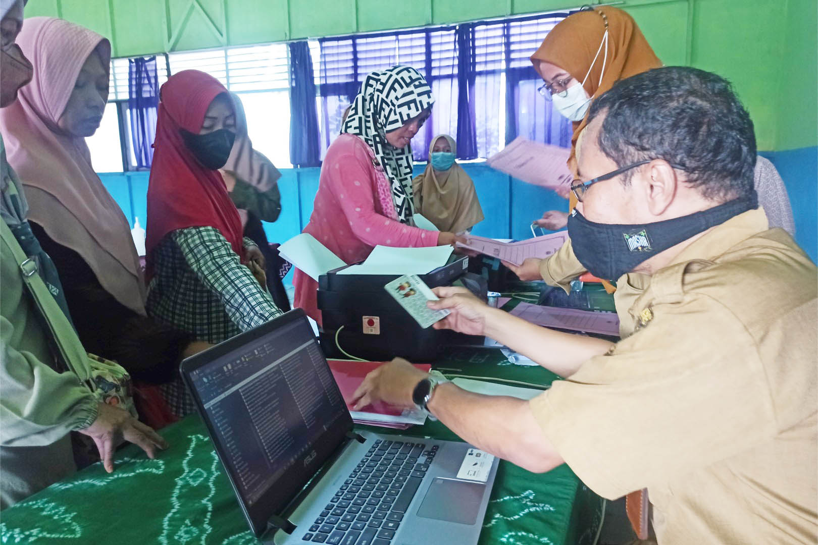 KONSULTASI: Orang tua murid ketika mendaftarkan anaknya di salah satu SMPN di Banjarmasin.