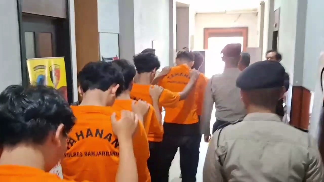 SUDAH BEBAS : Tujuh anggota geng motor japstyle pengeroyok warga Binuang akhirnya dibebaskan setelah pihak keluarga sepakat untuk berdamai. (POLRES BANJARBARU UNTUK RADAR BANJARMASIN)