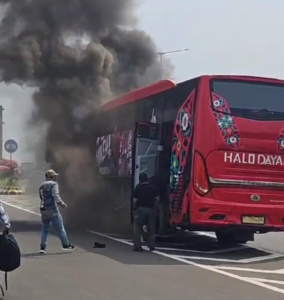 TERBAKAR: Bus Merah Rombongan Kabupaten Banjar terbakar di Jakarta Timur (tangkapan layar kejadian)