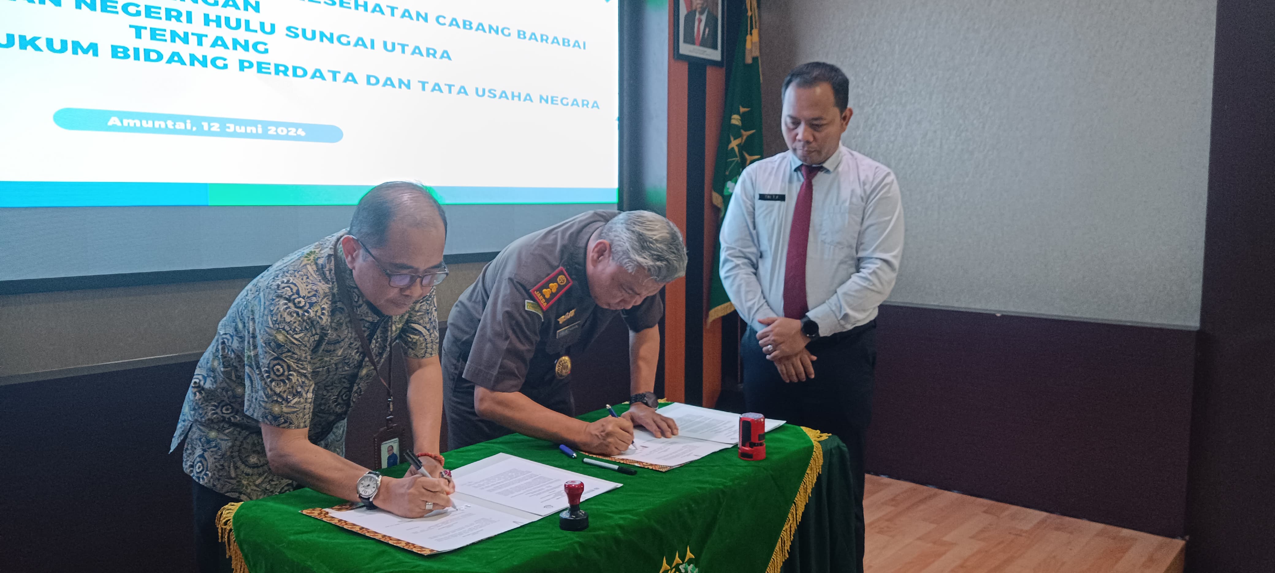 KERJA SAMA: Kajari HSU Agustiawan Umar dan Kepala BPJS Cabang Barabai saat tandatangani kerjasama di bidang datun. (Foto: M.Akbar/Radar Banjarmasin)