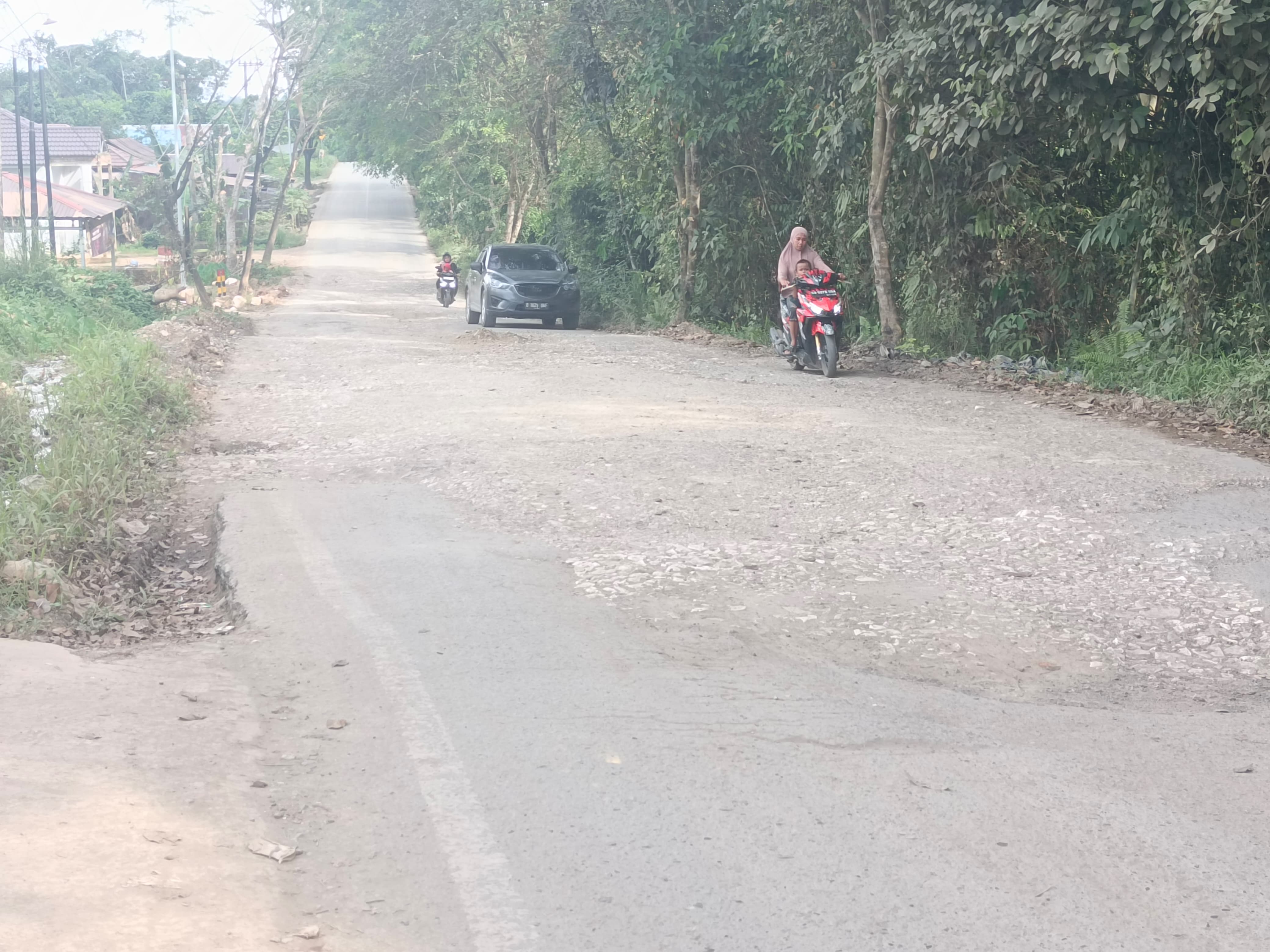 RUSAK:Ruas jalan Garuda Maharram - Muara Pitap dekat RSUD Datu Kandang Haji yang kondisinya memprihatinkan bakal diperbaiki.(Foto:M Dirga/Radar Banjarmasin)