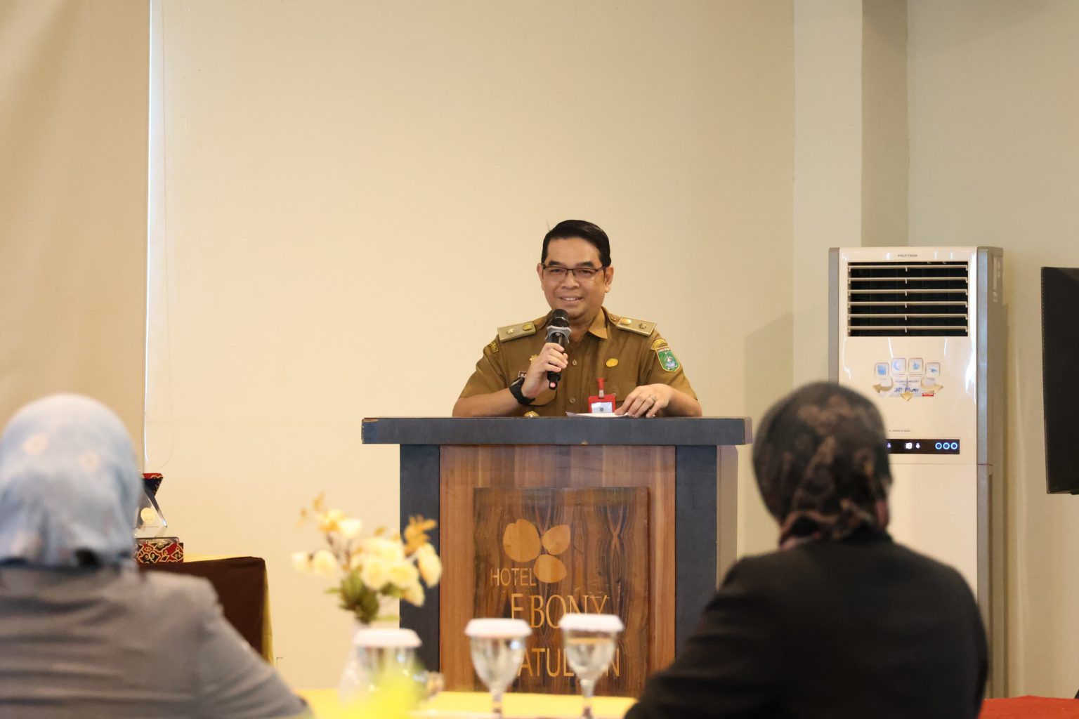 SAMBUTAN: Asisten Bidang Pemerintahan dan Kesra, Eka Saprudin, memberi sambutan saat sosialisasi BPJS Kesehatan Cabang Tanah Bumbu Kotabaru, belum lama tadi. -