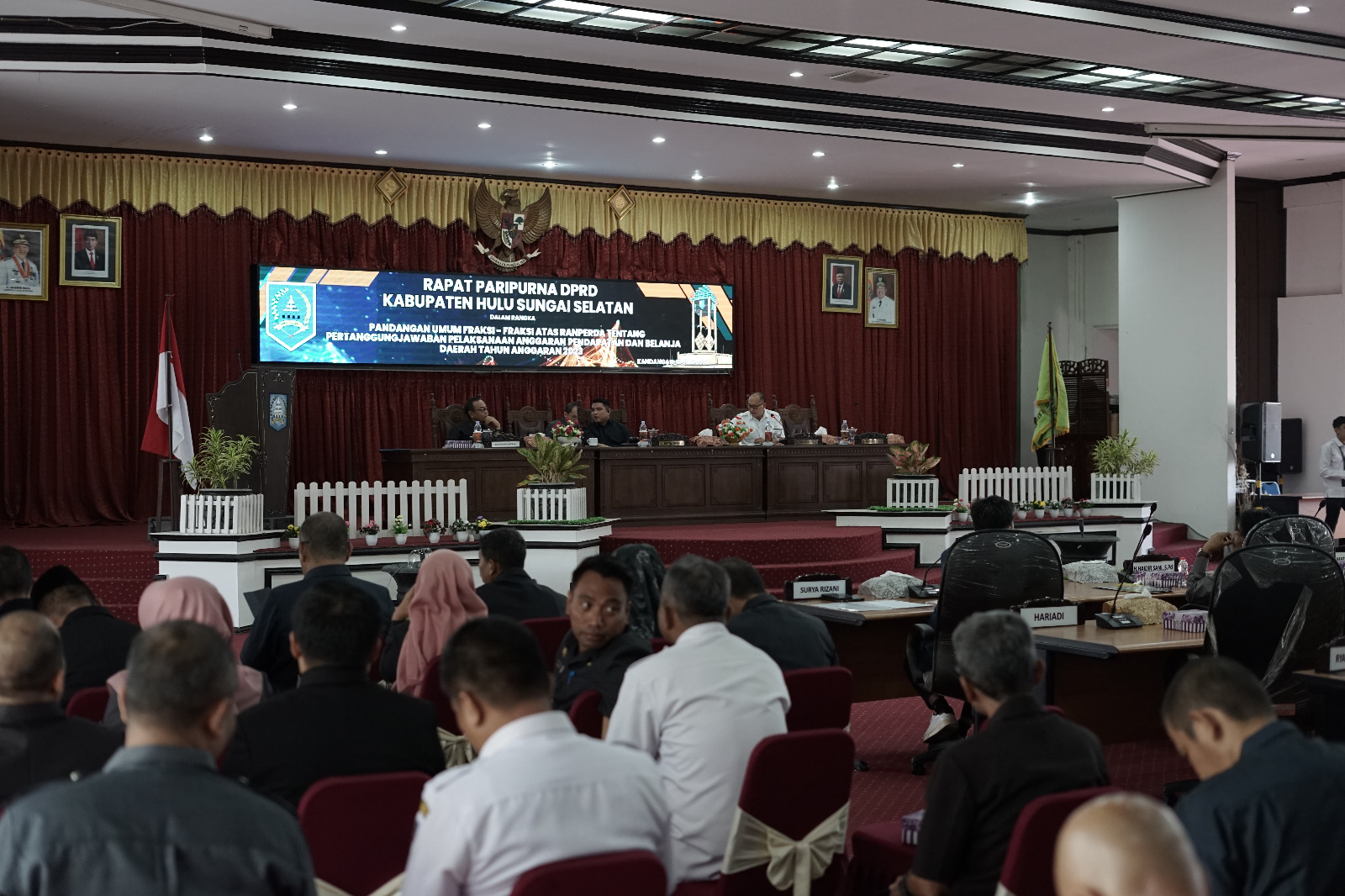 SAMPAIKAN : Fraksi di DPRD HSS menyampaikan pandangan umum fraksi tentang Raperda Pertanggungajawaban APBD 2023.