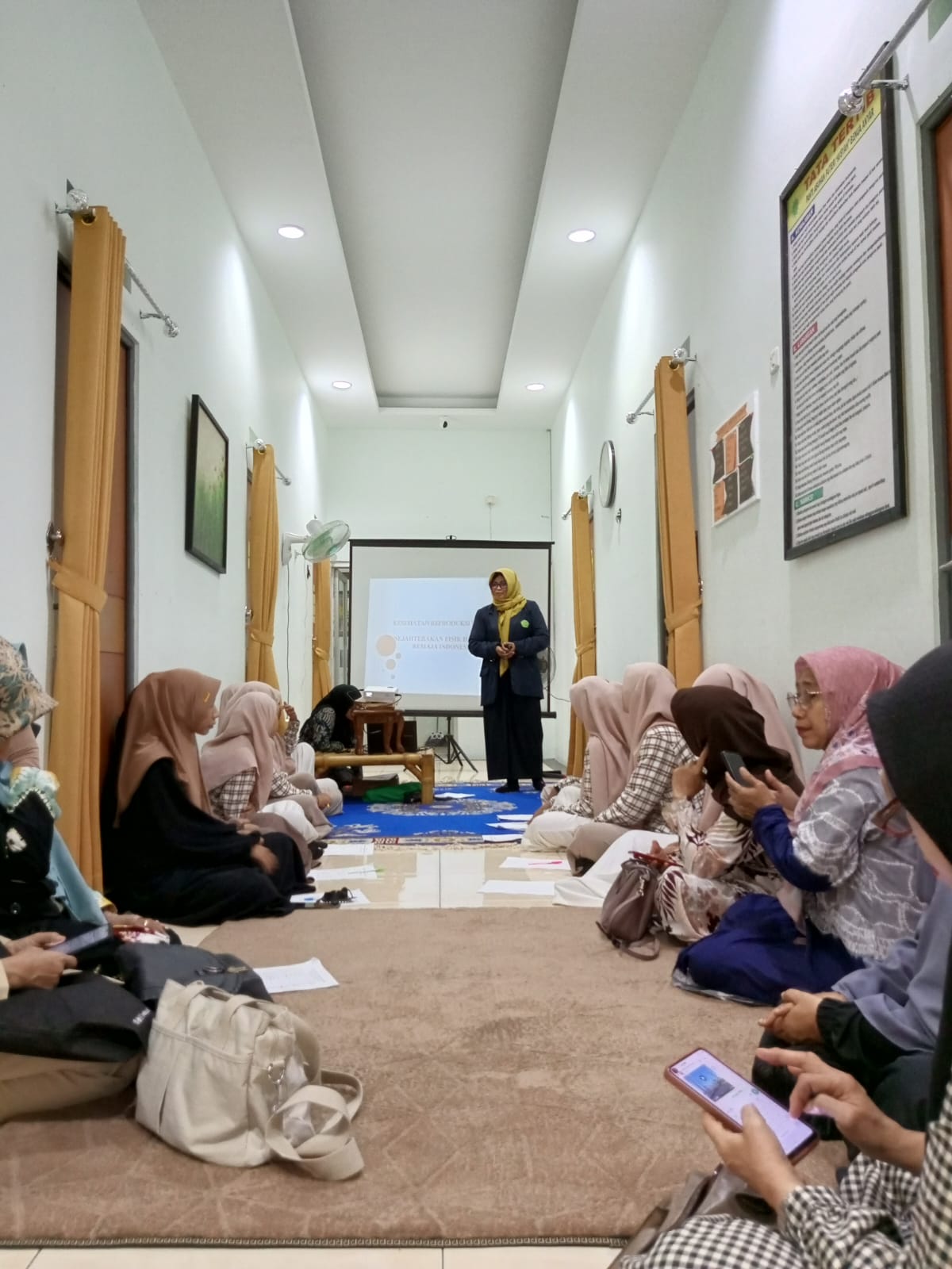 EDUKASI: Eka Damayanti mahasiswa S2 Universitas Aisyiyah Yogyakarta (UNISA)saat melakukan edukasi ke remaja di Banjarmasin